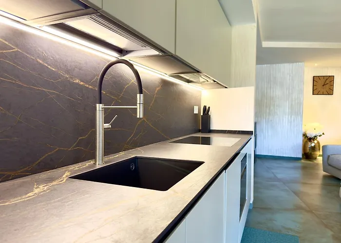 Apartment Luxury Seafront - Access - Parking & Wifi - By Coral *