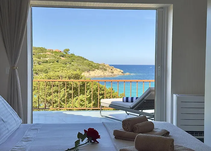 Апартаменты Luxury Seafront - Access - Parking & Wifi - By Coral