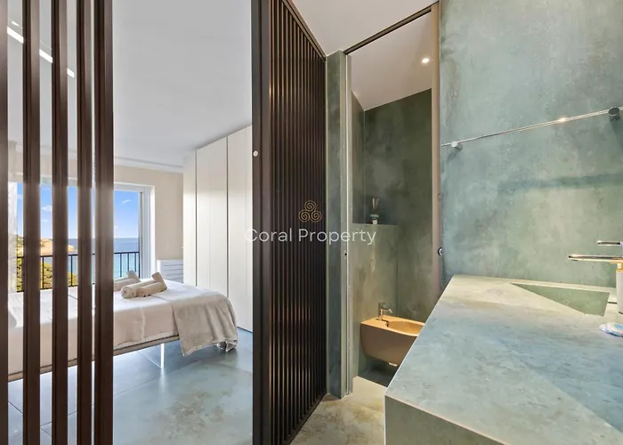 Апартаменты Luxury Seafront - Access - Parking & Wifi - By Coral