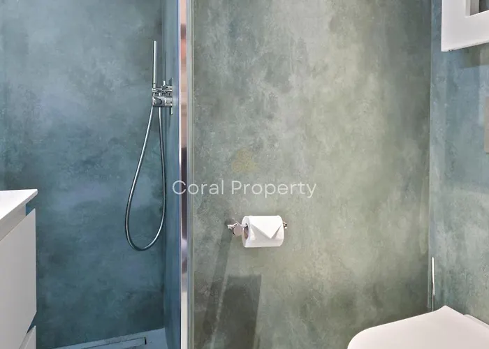 Апартаменты Luxury Seafront - Access - Parking & Wifi - By Coral