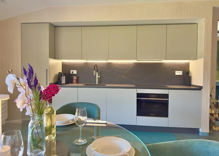 Luxury Seafront - Access - Parking & Wifi - By Coral Apartment *