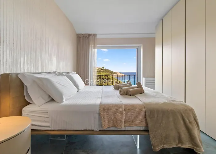 Apartment Luxury Seafront - Access - Parking & Wifi - By Coral Porto Cervo