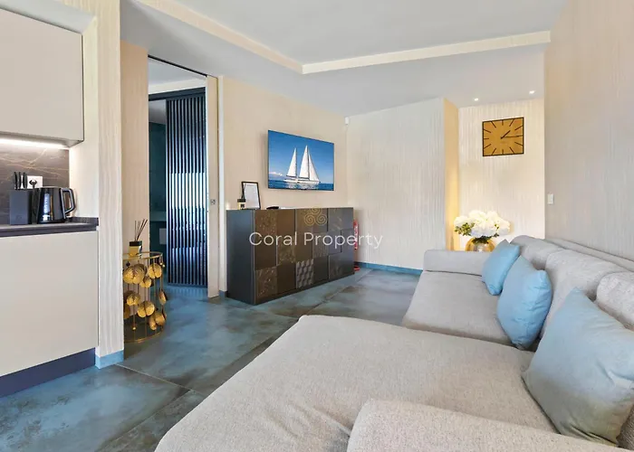 Luxury Seafront - Access - Parking & Wifi - By Coral Apartment *