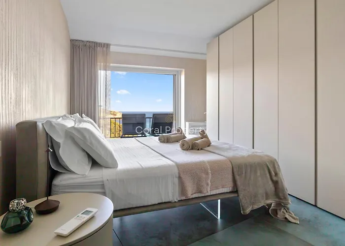 Apartment Luxury Seafront - Access - Parking & Wifi - By Coral Porto Cervo